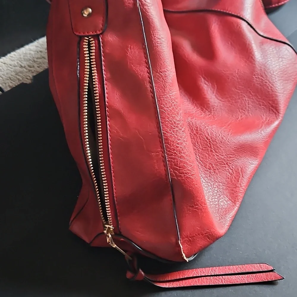 Red Faux Leather Golden Metal Accent Multi Pocket Zipper Purse Adustable Strap - Picture 3 of 11